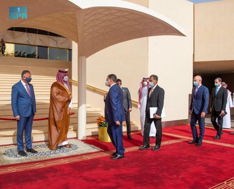 بالصور: رئيس الوزراء العراقي يصل الرياض.. وولي العهد في مقدمة مستقبليه بمطار الملك خالد