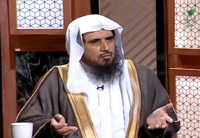 بالفيديو: الخثلان يكشف عن حكم الصلاة في بنطلون به ثقب صغير عند الركبة