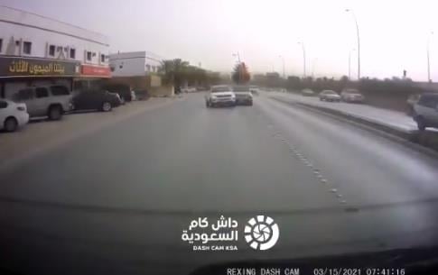 شاهد.. غياب التركيز يتسبب في حـادث على طريق الملك عبدالله في الرياض